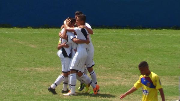 Jogadores comemoram o segundo gol do Vasco.