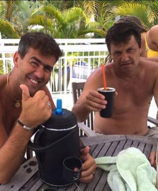 Tcnico Adilson Batista, ao lado do empresrio Rgis Marques, relaxa durante Carnaval