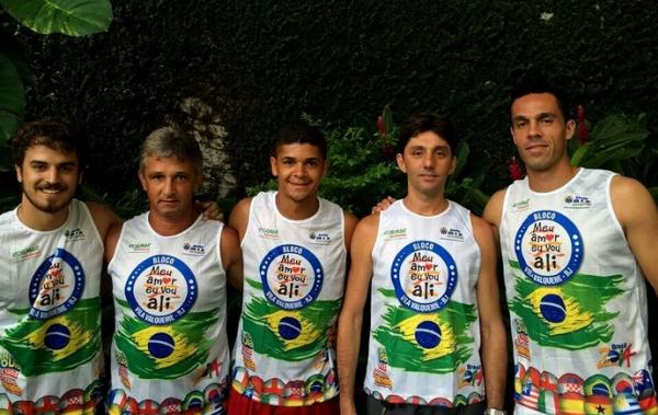 Andr Rocha (ltimo  direita), com Denilson (meio), abraado a Lucho Nizzo: folia em Valqueire