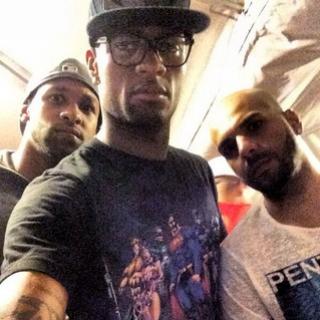 Fellipe Bastos ao lado de Ded e mais um amigo: dupla cheia de estilo