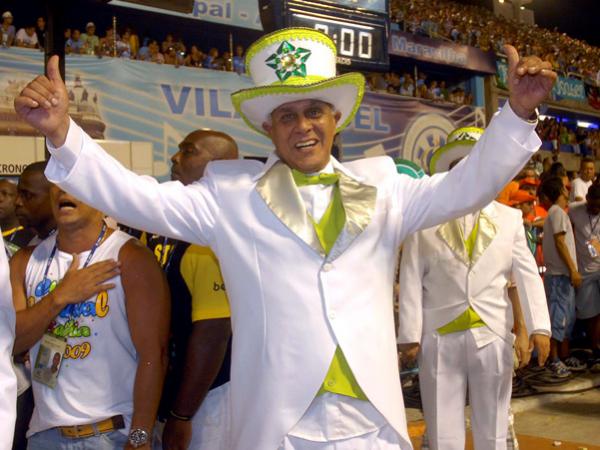 2009: J presidente do Vasco, Roberto Dinamite desfila pela Mocidade Independente