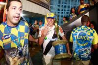 Integrante da escola chega com a taa de campe vestindo camisa do Vasco