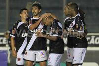 Jogadores comemoram gol de Edmlson