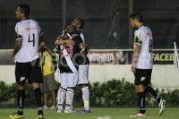 Jogadores comemoram gol de Edmlson