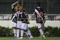 Jogadores comemoram gol de Edmlson