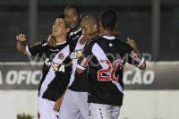 Jogadores comemoram gol de Edmlson