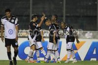 Jogadores comemoram gol de Edmlson