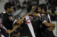 Jogadores comemoram gol de Andr Rocha