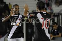 Jogadores comemoram gol de Andr Rocha