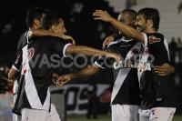 Jogadores comemoram gol de Andr Rocha