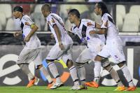 Jogadores comemoram gol de Marlon