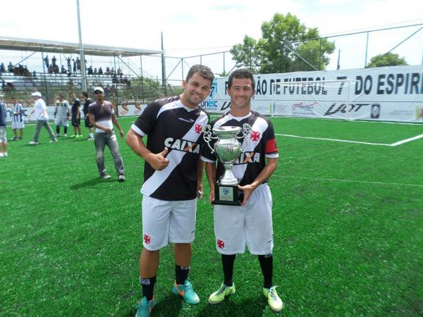 Vascanos com o trofu de 3 colocado no torneio