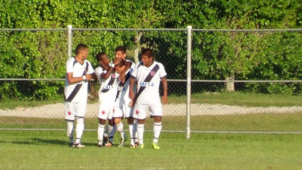 Jogadores comemoram gol da vitria.