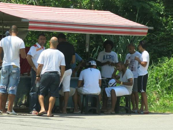 Jogadores do Vasco batem papo aps o treinamento desta sexta-feira no CFZ
