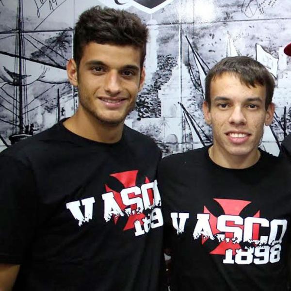 Guilherme Costa e Marquinhos juntos em ao de marketing do Vasco