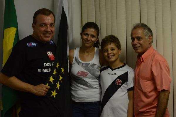 Os idealizadores do projeto posam ao lado do vice-presidente Tadeu Correia.