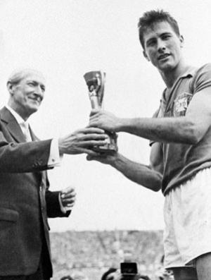 Bellini com a taa aps a conquista em 1958: porte atltico na esttua