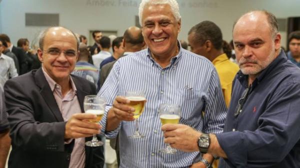 Bandeira de Mello, Dinamite e Maurcio Assumpo brindam em lanamento de cervejaria