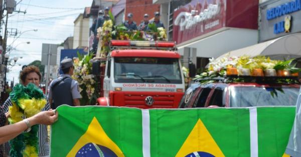 Cortejo leva corpo de Bellini para ser enterrado no cemitrio municipal de Itapira