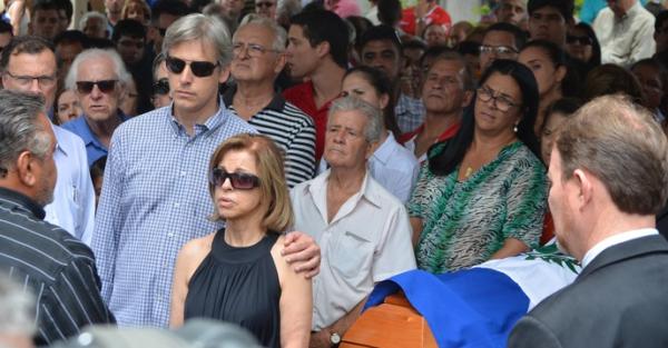 Filho e viva de Bellini acompanha cerimnia de sepultamento de Bellini