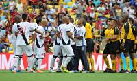 Jogadores pressionam arbitragem