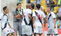 Jogadores pressionam arbitragem