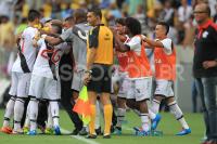 Jogadores comemoram gol de Fellipe Bastos