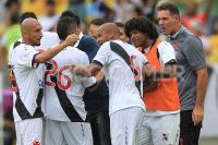 Jogadores comemoram gol de Fellipe Bastos