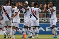 Jogadores comemoram gol de Everton Costa