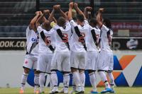 Jogadores comemoram gol de Edmlson