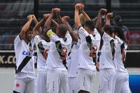 Jogadores comemoram gol de Edmlson