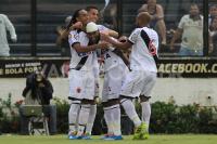 Jogadores comemoram gol de Edmlson