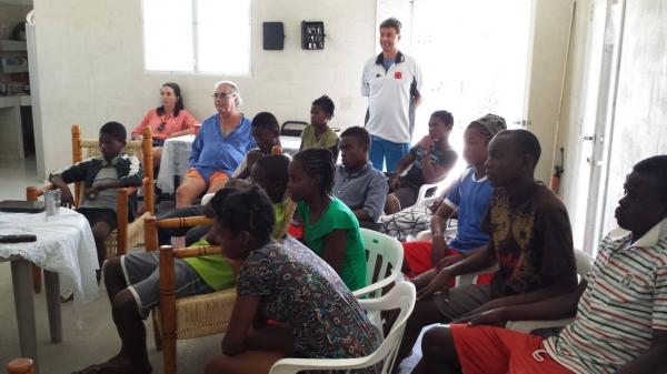 Maurcio falando e mostrando sobre vlei para os jovens.