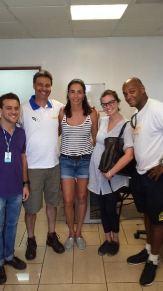 No prdio da embaixada brasileira com os Guias para a misso.