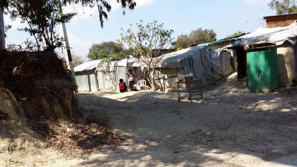 Barracas que servem de moradia no Haiti.