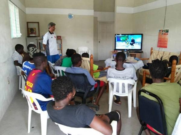Maurcio falando sobre o vlei para os jovens da Academia de Futebol os Prolas Negras.