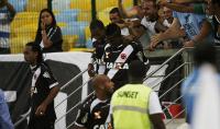 Jogadores comemoram gol de Thalles