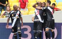 Jogadores comemoram gol de Edmlson