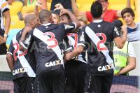 Jogadores comemoram gol de Edmlson