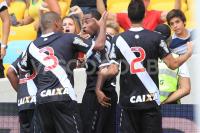 Jogadores comemoram gol de Edmlson