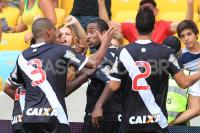 Jogadores comemoram gol de Edmlson