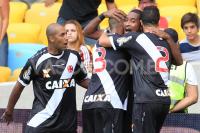 Jogadores comemoram gol de Edmlson