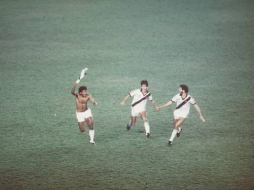 Cocada comemora o gol do ttulo estadual do Vasco em 1988