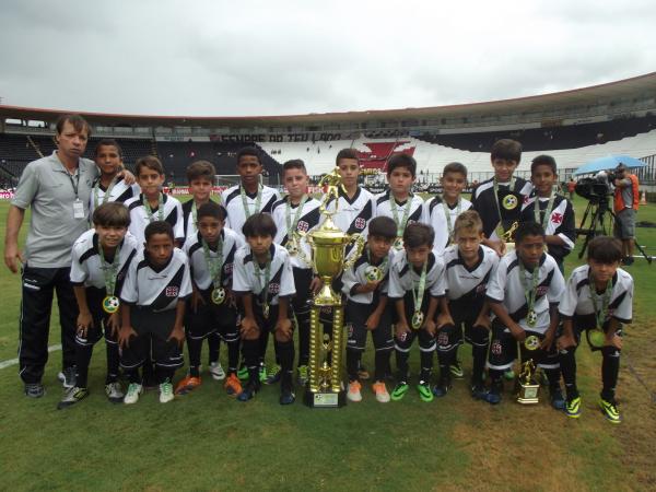 Jogadores do Pr-Mirim festejando a conquista da Copa Cidade Verde em So Janurio
