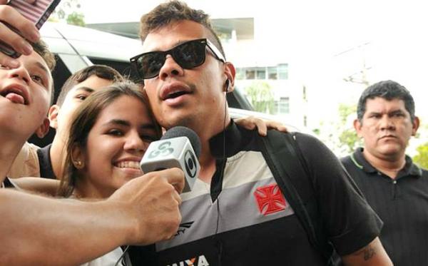 Torcedora amazonense 'tieta' Bernardo em chegada a Manaus