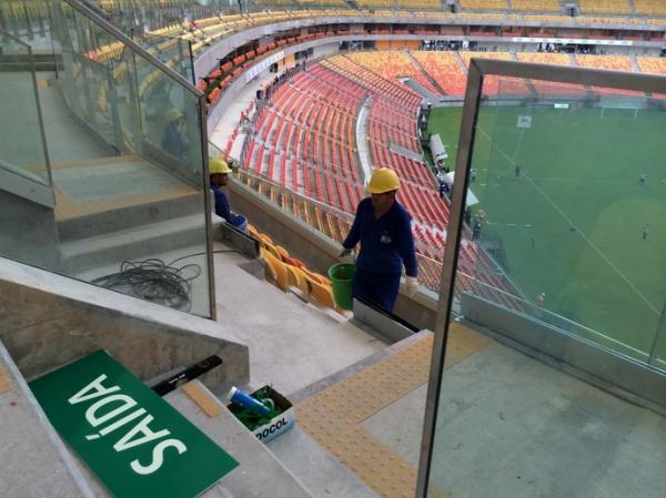 Durante a tarde, operrios instalaram as placas de sinalizao no anel superior