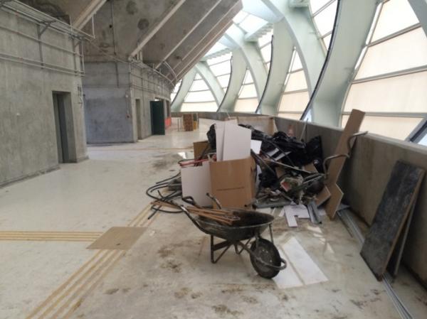 Apesar da correria, ainda era possvel encontrar muitos restos de obra no anel superior