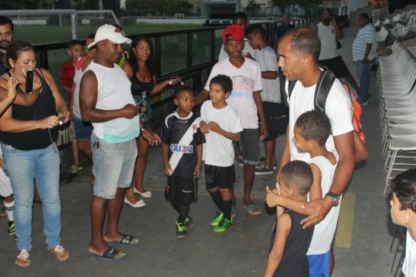 Maestro Felipe sendo assediado em So Janurio