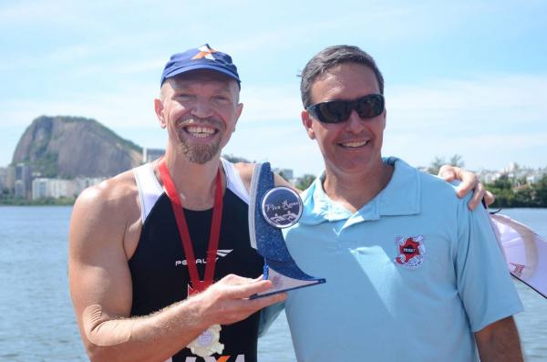 Oswaldo Kurster, o Vaval, recebendo prmio da FRERJ