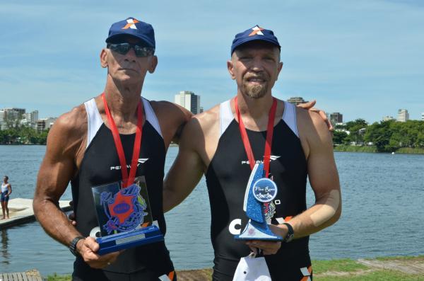 Oswaldo Kurster, o Vaval, (direita) ao lado de Benilton Alves Barbosa aps o primeiro no lugar na prova Double Skiff de Masters